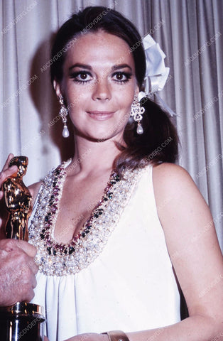 Natalie Wood w her Academy Award Statue 35m-13098