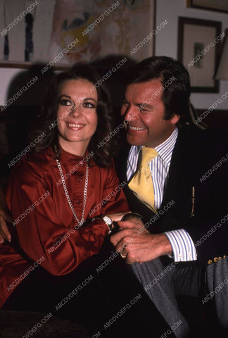 candid Natalie Wood Robert Wagner at home 35m-13109