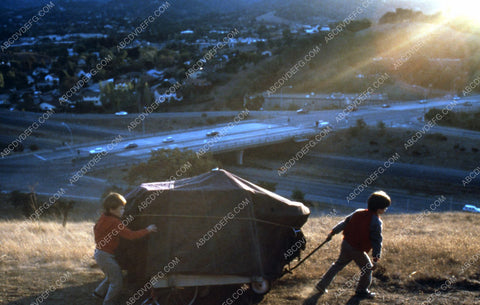 the kids hauling their load film Radio Flyer 35m-1318