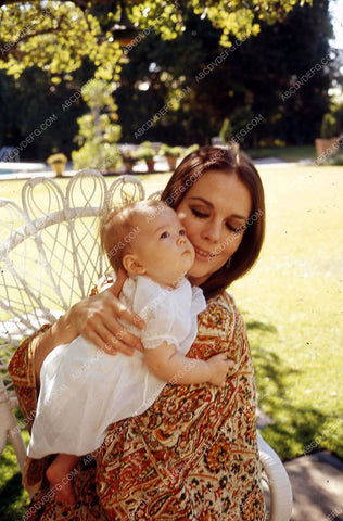 Natalie Wood and her baby in the backyard 35m-13197