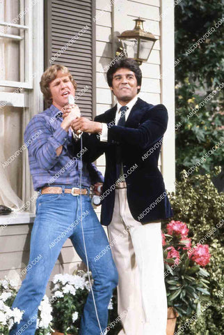 Larry Wilcox and Erik Estrada fighting over the microphone TV CHiPs 35m-14218