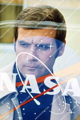 Lee Majors standing behind the NASA logo frosted glass TV The Six Million Dollar Man 35m-14324