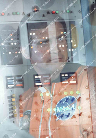 Lee Majors in front of the computers TV The Six Million Dollar Man 35m-14751