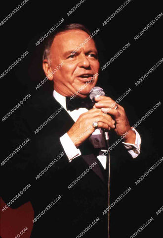 Frank Sinatra w the microphone singing away 35m-14940