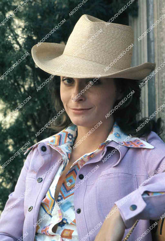 Elizabeth Ashley posing outdoors 35m-15145