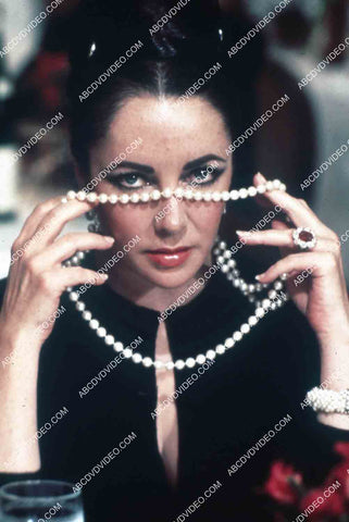 Elizabeth Taylor w a string of pearls film Ash Wednesday 35m-15450