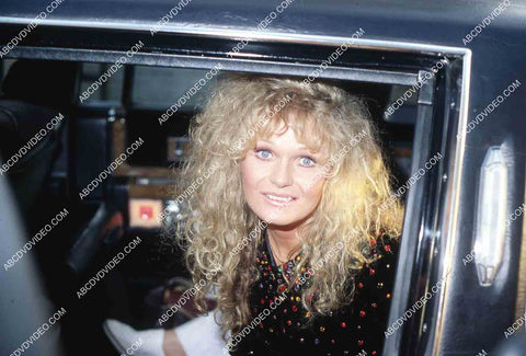 candid Valerie Perrine arriving at some event 35m-16620