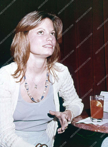 candid Kay Lenz w her iced tea 35m-16818