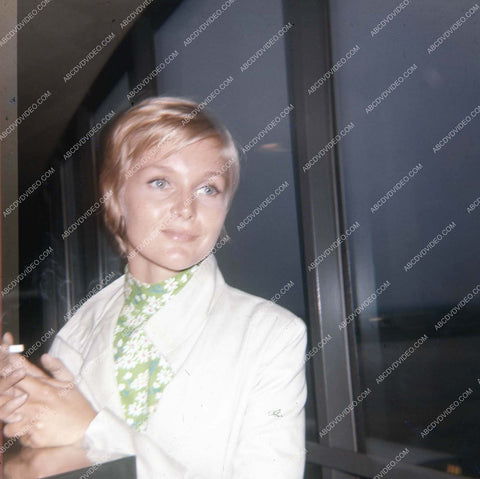 candid Carol Lynley at the airport 35m-16858