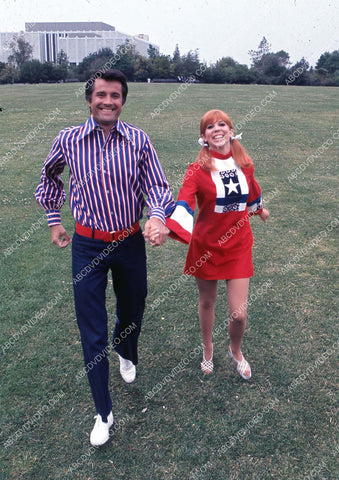 Lyle Waggoner Vicki Lawrence spend a day in the park 35m-16889