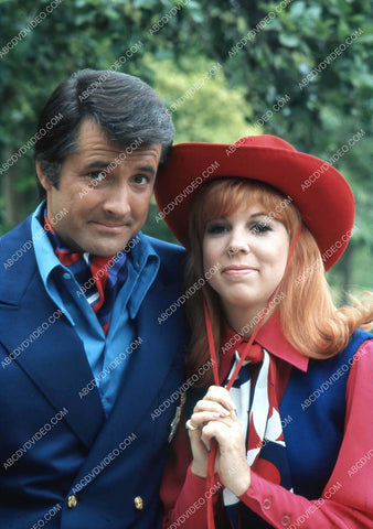 Lyle Waggoner Vicki Lawrence spend a day in the park 35m-16891