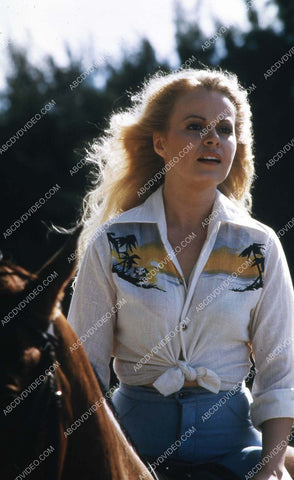 Sally Struthers on horseback 35m-17087