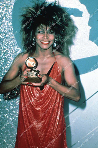 Tina Turner on stage w her Grammy 35m-17104