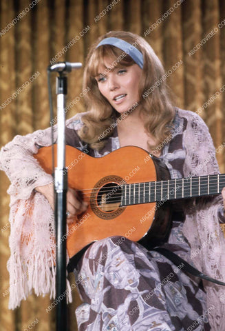 singer Conny Van Dyke w her guitar 35m-17155