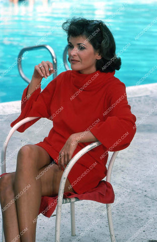 Jessica Walter relaxing by the swimming pool 35m-17227