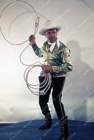 cowboy star Gene Autry using his lasso 35m-1803