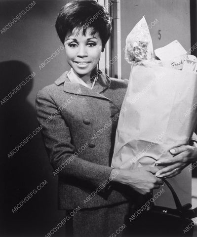 lovely Diahann Carroll brings home groceries TV Julia 35m-1979