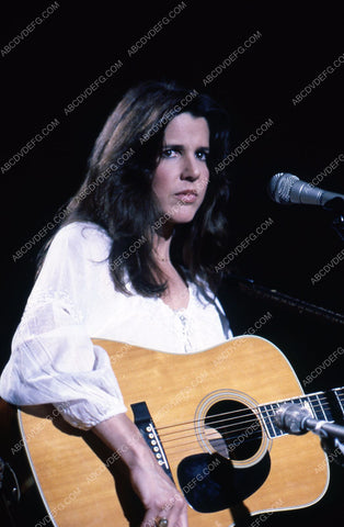 Patti Davis Reagan with her guitar on stage 35m-2633