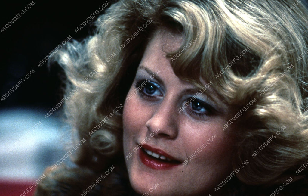 headlinepost beautiful Beverly D'Angelo portrait 35m-2711