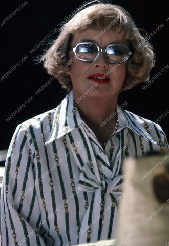 candid Bette Davis in the outdoors 35m-2750