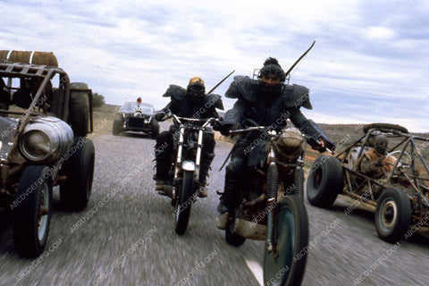 the bad guys and their vehicles film The Road Warrior 35m-3190