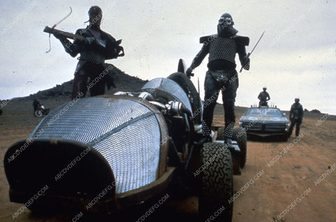 the bad guys and their vehicles film The Road Warrior 35m-3207