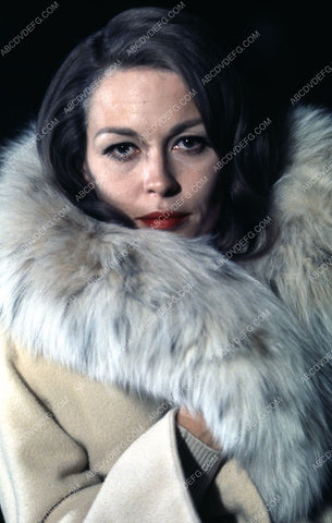 beautiful Faye Dunaway in fur coat 35m-3407