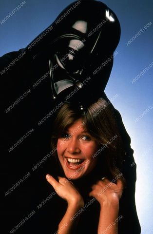 Carrie Fisher posing w Darth Vader 35m-4185