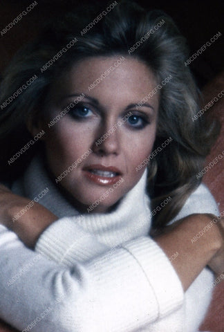 beautiful Olivia Newton-John portrait 35m-5388