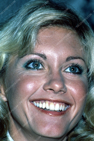 candid Olivia Newton-John pic 35m-5403