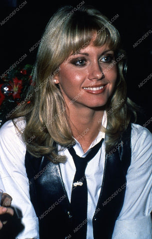 candid Olivia Newton-John at some event 35m-5409
