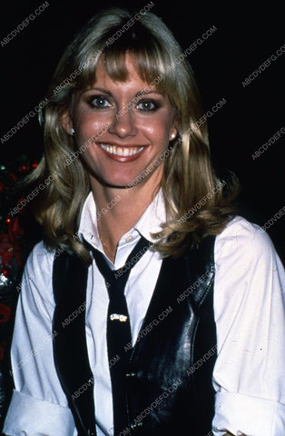 candid Olivia Newton-John at some event 35m-5413