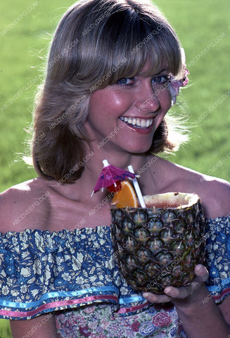 Olivia Newton-John and pineapple fruity drink 35m-5424