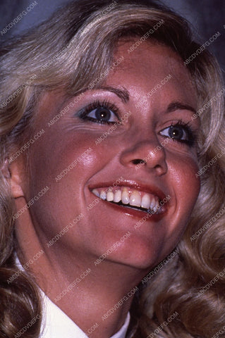 candid Olivia Newton-John pic 35m-5437