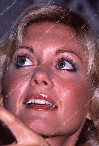 candid Olivia Newton-John pic 35m-5438