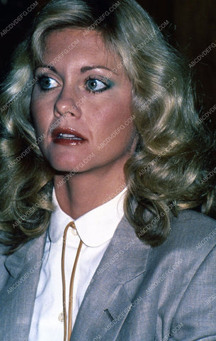 candid Olivia Newton-John pic 35m-5442