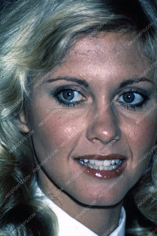 candid Olivia Newton-John pic 35m-5448