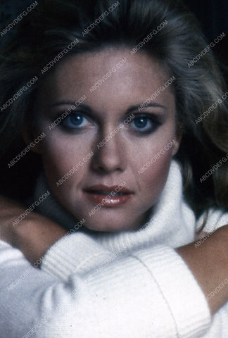 beautiful Olivia Newton-John portrait 35m-5456