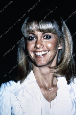 candid Olivia Newton-John 35m-5468