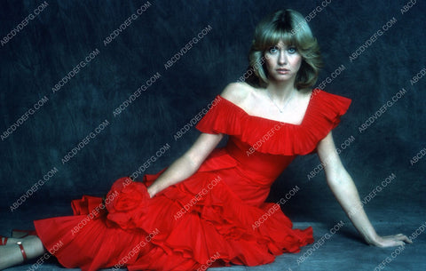 Olivia Newton-John in red dress 35m-5473