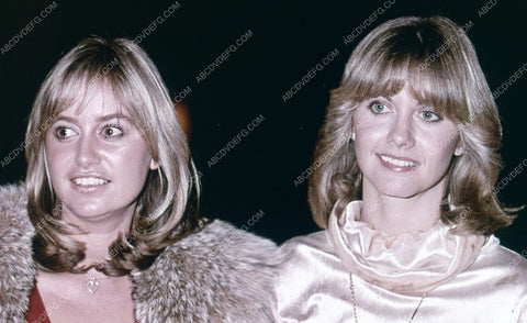 great candid Susan George & Olivia Newton-John at some event 35m-5506