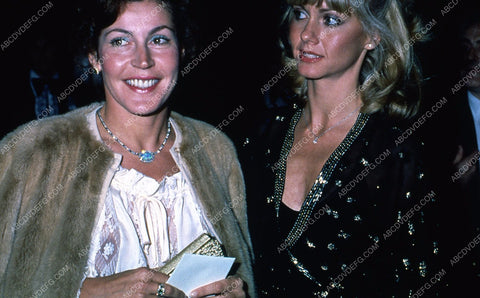 candid Helen Reddy Olivia Newton-John at some event 35m-5507