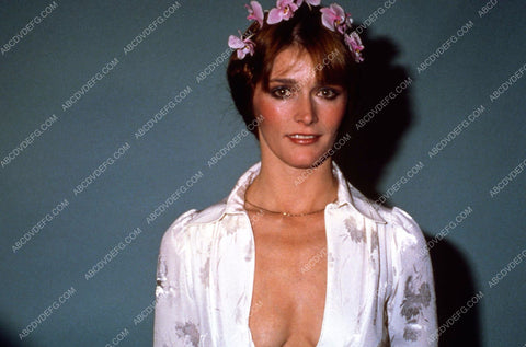 Margot Kidder in very low cut shirt 35m-5606