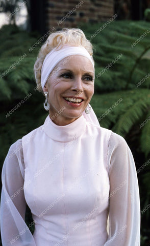 beautiful Janet Leigh standing in the ferns 35m-5908