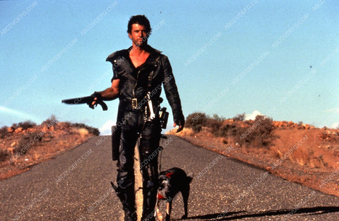 Mel Gibson and his dog film The Road Warrior 35m-6237