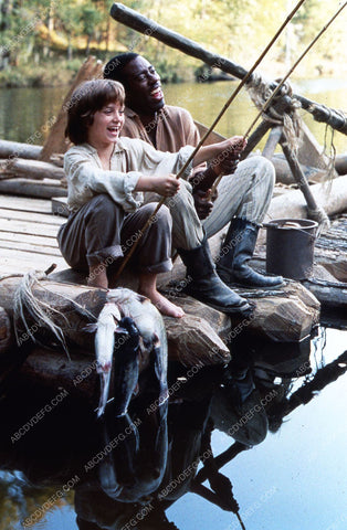 Elijah Wood Courtney B Vance film The Adventures of Huck Finn 35m-6838