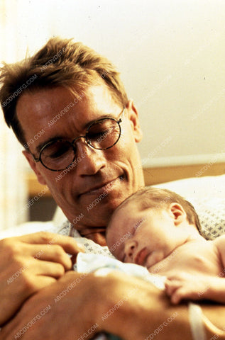 Arnold Schwarzenegger and the baby film Junior 35m-7627