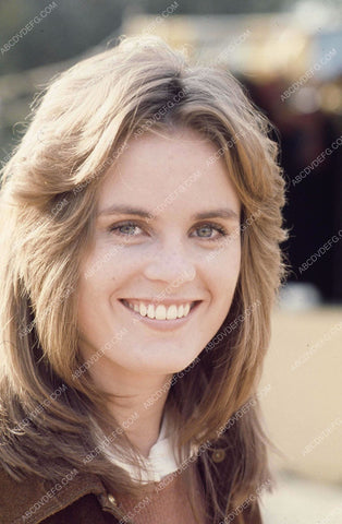 beautiful Heather Menzies outdoor portrait 35m-8011