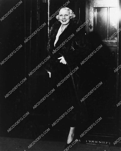 candid Jean Harlow at the train station 3723-13