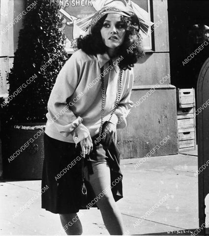 Madeline Kahn trying to hitch a ride film Won Ton Ton the Dog Who Saved Hollywood 3723-19
